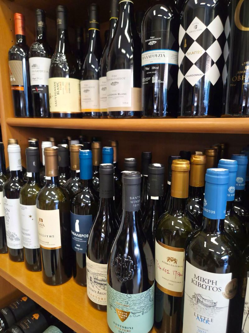 Ράφια με επιλεγμένα ελληνικά κρασιά στην Cava Vino